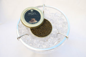 geöffnete Dose Royal Select Kaviar auf eis gekühlt in einer Silber-Kristall Kaviarschale
