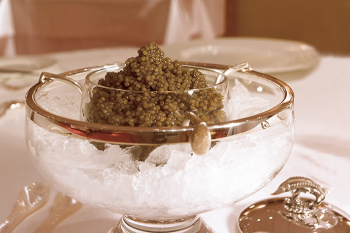 Kaviarschale aus Sterlingsilber und Kristallglas von Robbe Berling. Gefüllt mit Kaviar und Eiswürfeln