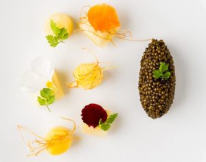 Filigran angerichtetes Kaviargericht mit Kartoffeln und Lauch