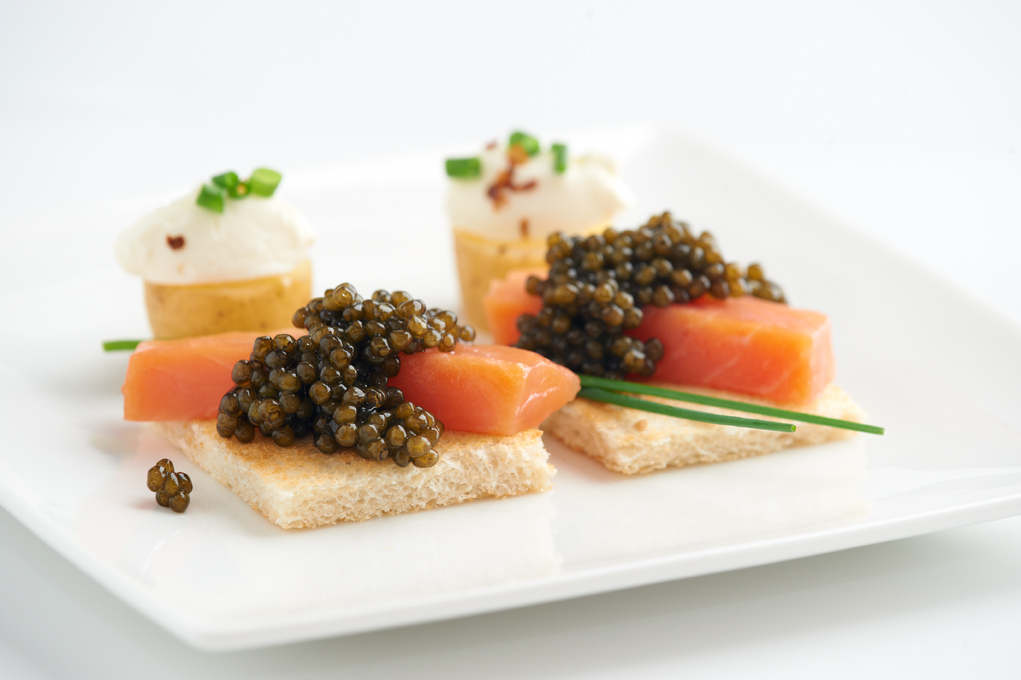 Stör Kaviar serviert mit Lachs