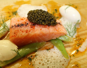 Kaviar-Nocke auf gegartem Lachs.