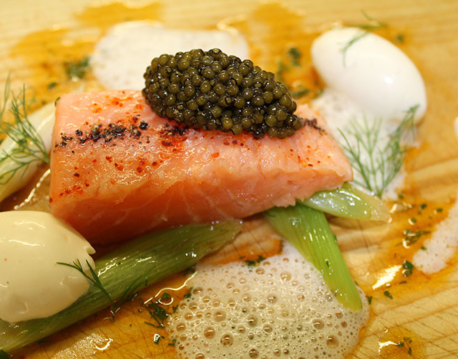 Kaviar-Nocke auf gegartem Lachs.
