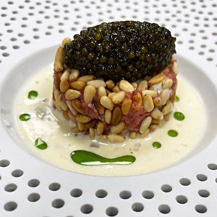 Tartar mit Kaviar und Pinienkernen von Küchendirektor Christof Lang Rezeptempfehlung