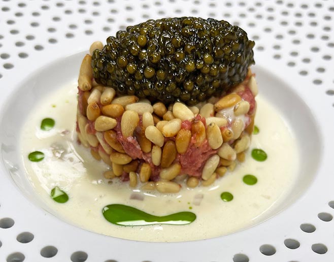 Royal Caviar Rezept Tartar mit Kaviar und Pinienkernen von Küchendirektor Christof Lang