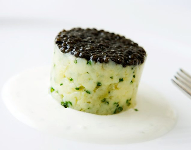 Royal Caviar Rezept Kartoffeltörtchen mit Kaviar von von Sterneköchin Douce Steiner