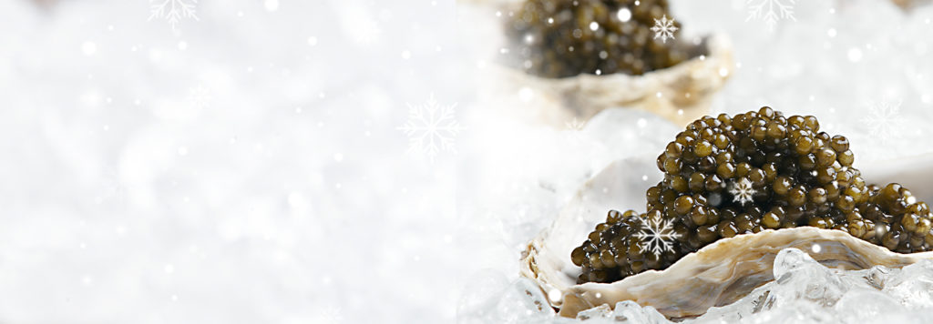 Kaviar auf zwei Perlmuttschalen mit Eis und Schneeflocken im Hintergrund