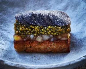 schön angerichtetes Essen mit Trüffel und Kaviar