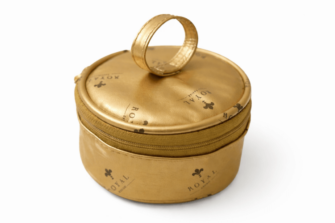 goldfarbene, runde Mini Kühltasche mit Royal-Caviar Logo. Auf der Oberseite ist eine runde Schlaufe als Träger angebracht.